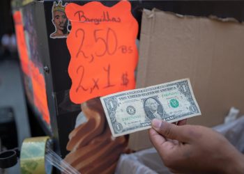 El bolívar se devalúa un 6% frente al dólar en un mes