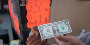 El bolívar se devalúa un 6% frente al dólar en un mes