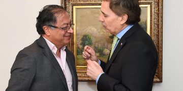 Petro encarrila relaciones con Venezuela y diálogos de paz antes de asumir