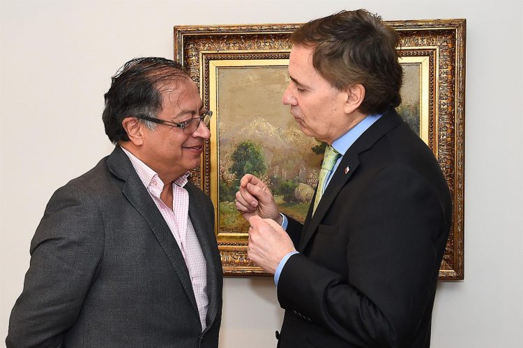 Gustavo Petro que muestra al presidente electo mientras habla con el embajador de Chile en Colombia, Ricardo Hernández /EFE
