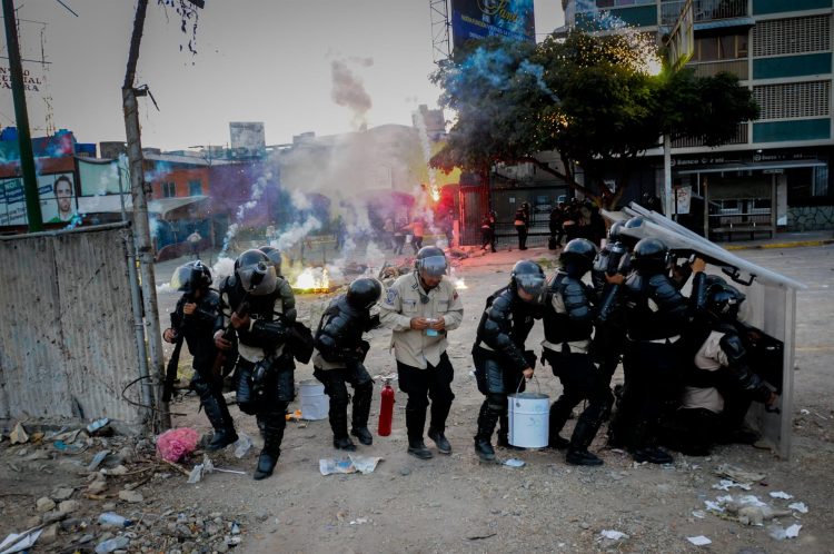 Fotografía de archivo en la que se registró a un escuadró de la Policía Nacional de Venezuela, durante protesta opositora, en Caracas (Venezuela). EFE/Manaure Quintero