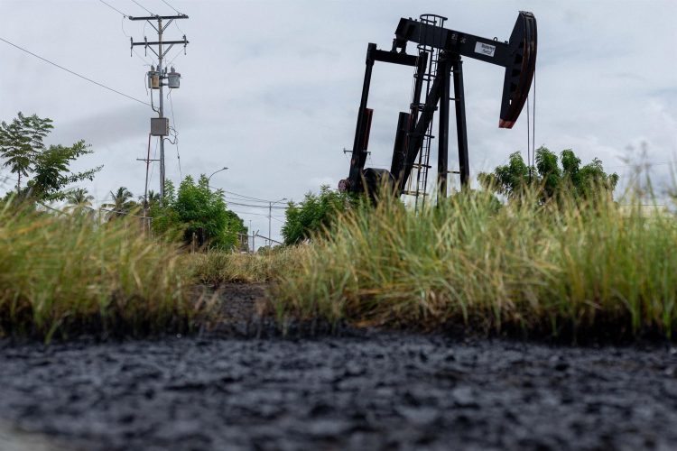 Vista de restos petroleros sobre la costa oriental del Lago de Maracaibo, el 26 de julio de 2022 en Cabimas (Venezuela). EFE