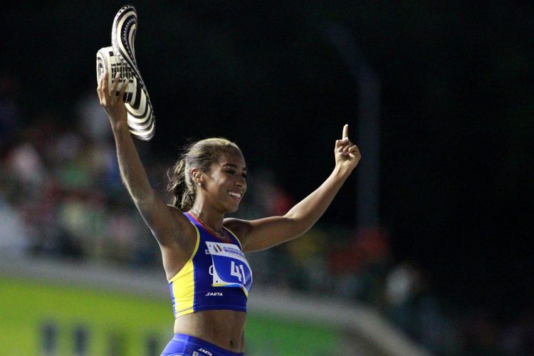Natalia Linares González de Colombia celebra hoy, al ganar la medalla de oro en la prueba salto largo femenino de atletismo en los XIX Juegos Bolivarianos en Valledupar (Colombia). EFE