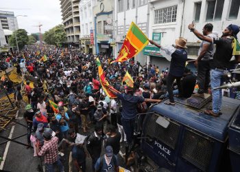 Cientos de manifestantes entran en la residencia oficial del presidente de Sri Lanka