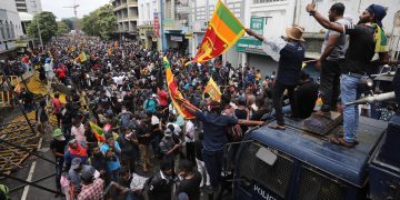 Cientos de manifestantes entran en la residencia oficial del presidente de Sri Lanka