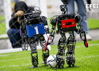 Participantes de 39 países compiten en campeonato de robots en Tailandia