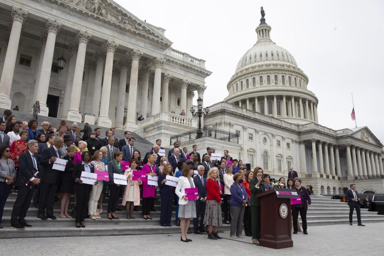 La presidenta de la Cámara de Representantes de EE. UU., Nancy Pelosi (C), habla frente a los demócratas de la Cámara y defensores del derecho al aborto en un evento para exigir la protección del derecho al aborto, en una fotografía de archivo. EFE/EPA/Michael Reynolds