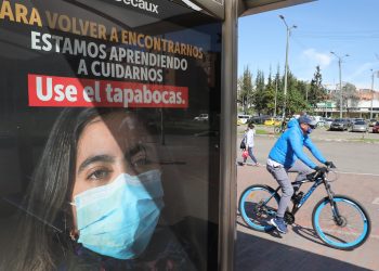 Colombia recomienda volver al tapabocas en interiores por repunte de covid