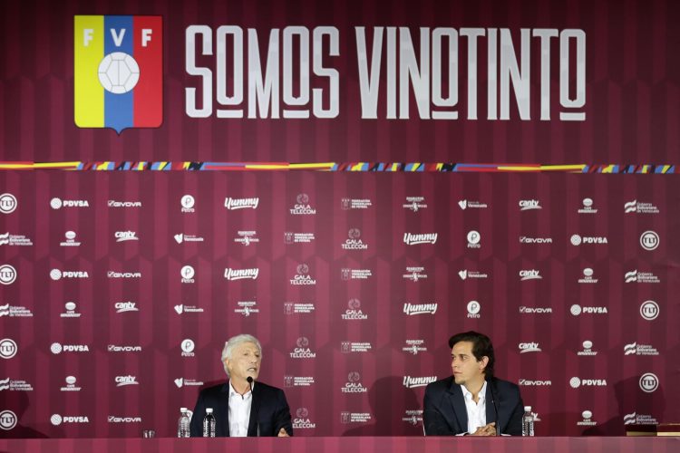 El argentino José Néstor Pekerman (i) habla en un rueda de prensa junto al presidente de a Federación Venezolana de Fútbol (FVF), Jorge Giménez, en una fotografía de archivo. EFE/Rayner Peña