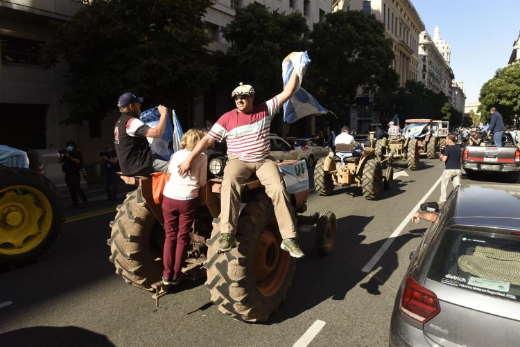 Diferentes agrupaciones de productores rurales protestan en tractor contra las políticas económicas en Buenos Aires (Argentina), en una fotografía de archivo. EFE/Matías Campaya
