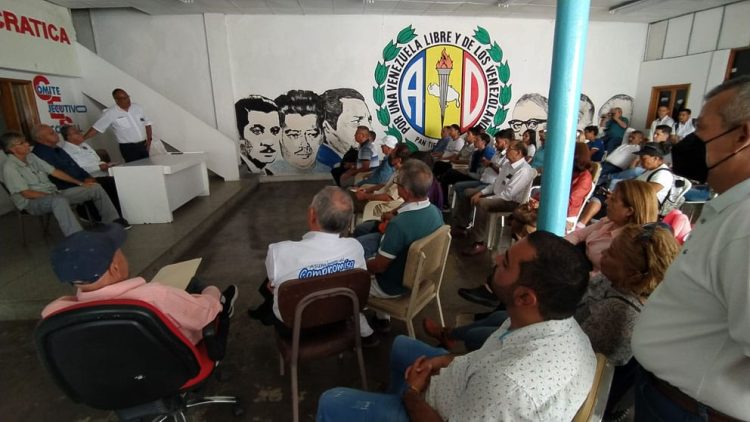 Manuel Mora acompañó a las nuevas autoridades a una reunión dentro de la sede del partido