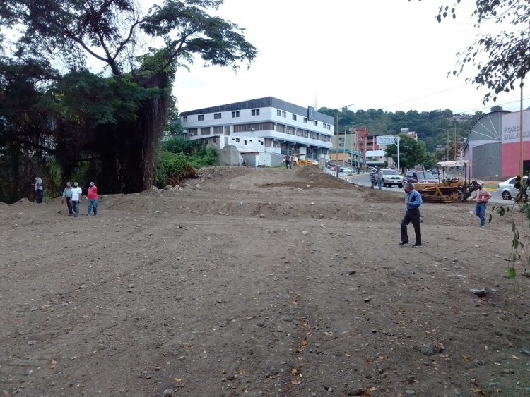 Autoridades municipales  inspeccionan terrenos de la Beatriz.