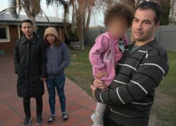 Pedían cola para irse a Venezuela: Familia venezolana fue rescatada por un policía en medio del frío en Argentina