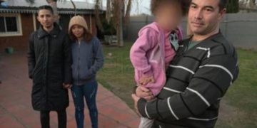 Pedían cola para irse a Venezuela: Familia venezolana fue rescatada por un policía en medio del frío en Argentina