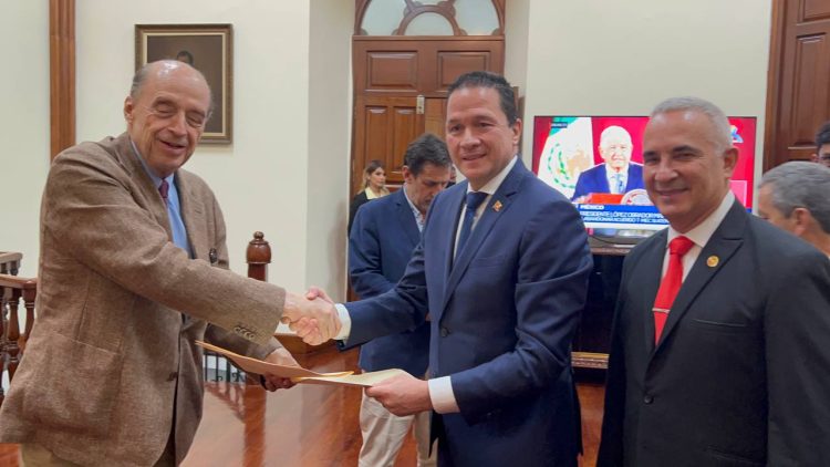 El gobernador tachirense, manifestó la bienvenida al canciller designado por la República de Colombia, Álvaro Leyva Durán y al Ministro de Relaciones Exteriores venezolano, Carlos Farías,