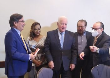 Cuestionando el rentismo, Eduardo Fernández presentó el libro “Los Presidentes y el Petróleo” de Rafael Quiroz
