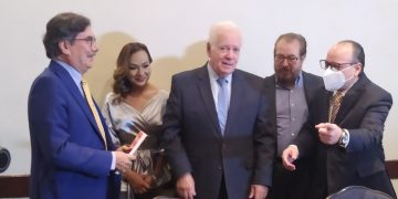 Cuestionando el rentismo, Eduardo Fernández presentó el libro “Los Presidentes y el Petróleo” de Rafael Quiroz