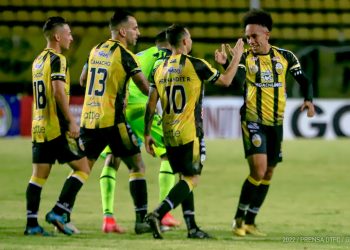 El Aurinegro frenó al líder de la Liga Futve   