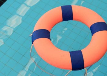 Muere niño ahogado en piscina del eje vial