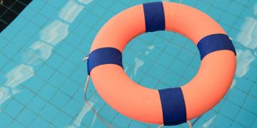 Muere niño ahogado en piscina del eje vial