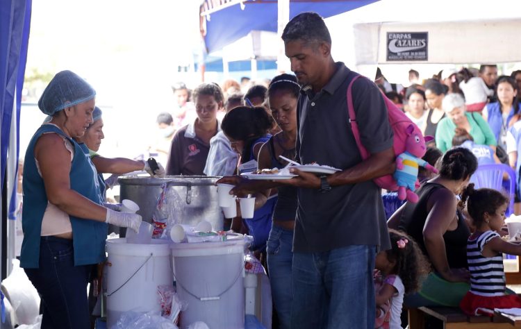 Venezolanos reciben comida en el Centro Binacional de Atención Fronteriza (Cebaf) en la ciudad fronteriza de Tumbes (Perú), en una fotografía de archivo. EFE/Néstor Quiñones