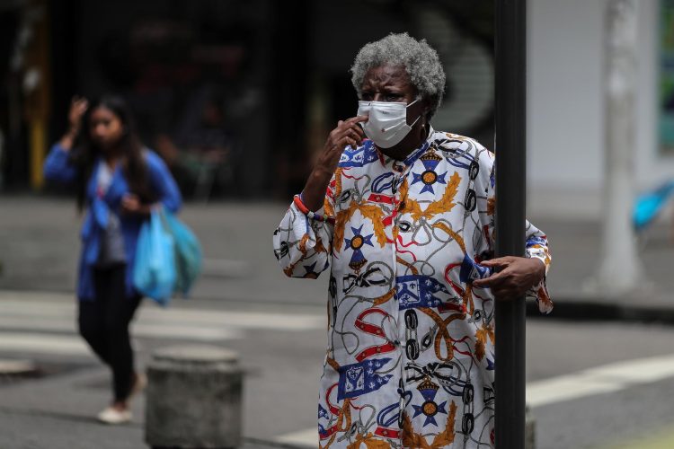 Una anciana con mascarilla camina por la calle en Río de Janeiro EFE/ Antonio Lacerda