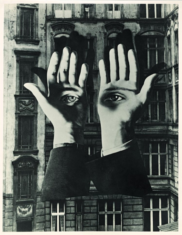 Sigmund Freud se declaró incapaz de comprender el surrealismo cuando su fundador, André Breton, intentó que abrazara ese movimiento artístico. Un siglo después del encuentro entre ambos, más de cien obras surrealistas cuelgan en la antigua vivienda vienesa del "padre del psicoanálisis". EFE/Beldrecht, Wien 2022/Museo S. Freud de Viena