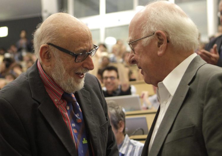Fotografía de archivo del físico belga François Englert (izda) y el británico Peter Higgs (dcha) en el Centro Europeo de Física de Partículas (CERN) en Meyrin (Suiza). EFE