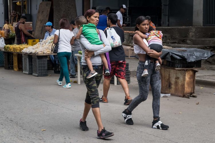 Mujeres caminan con unos niños el 12 de junio de 2022, en Caracas (Venezuela). EFE/ Miguel Gutiérrez