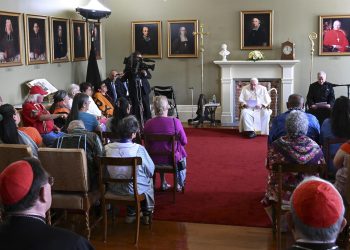 El papa termina visita a Canadá mostrando indignación por abusos a indígenas