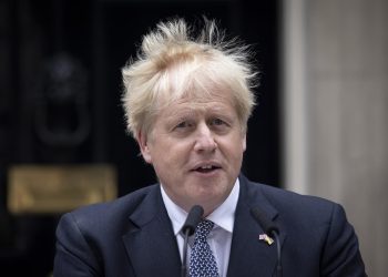 Boris Johnson cae forzado por los suyos