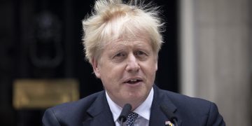Boris Johnson cae forzado por los suyos