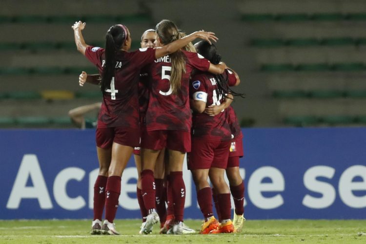Jugadoras de Venezuela celebran un gol de Deyna Castellanos ante Perú  en un partido del grupo B de la Copa América Femenina en el estadio Centenario en Armenia (Colombia). EFE