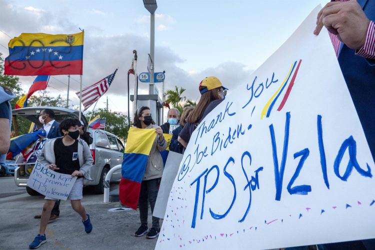 El TPS para los venezolanos iba a expirar el próximo 9 de septiembre y con esa ampliación, vigente desde un día después, seguirá en vigor hasta el 10 de marzo de 2024. Fotografía de archivo. EFE/Cristobal Herrera-Ulashkevich