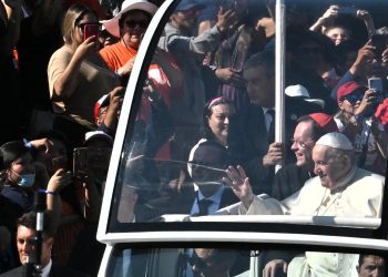 Que la Iglesia no huya para no afrontar problemas, dice el papa en Quebec