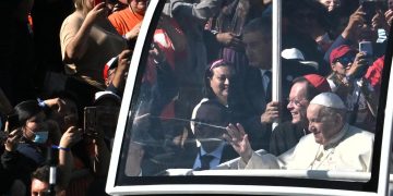 Que la Iglesia no huya para no afrontar problemas, dice el papa en Quebec