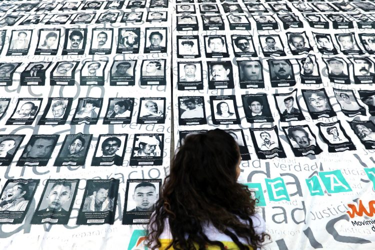 Fotos de desaparecidos y asesinados extrajudicialmente registrados en Colombia, conocidos como "falsos positivos", en una fotografía de archivo. EFE/