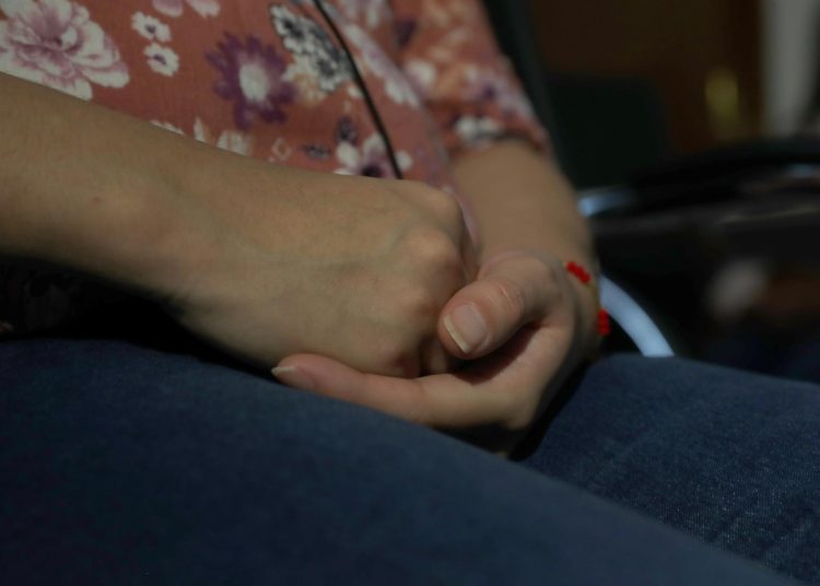 Detalles de las manos de una víctima de trata, en una fotografía de archivo. EFE/Alex Cruz