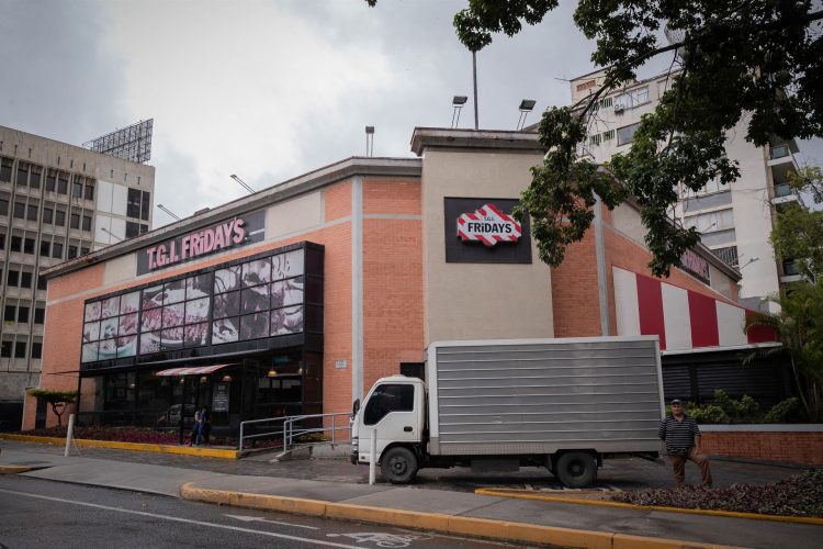 Vista hoy de la fachada de un restaurante T.G.I Friday's en Caracas (Venezuela). EFE/Rayner Peña R.