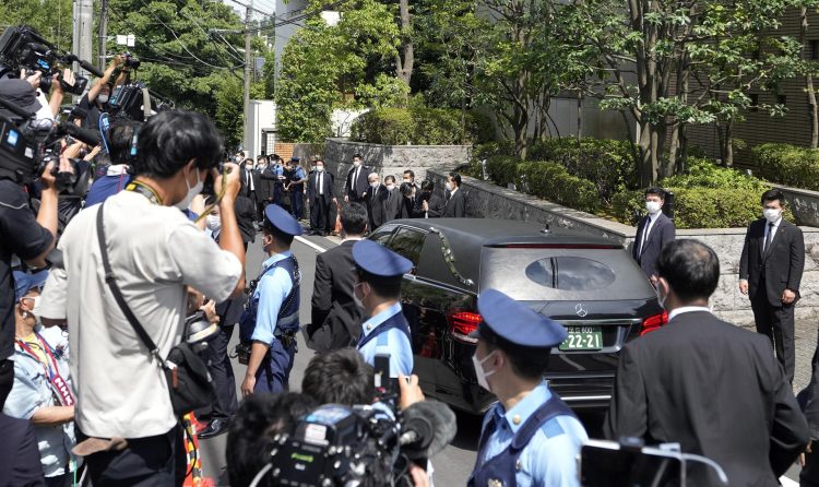 Un coche fúnebre que transporta el cuerpo del asesinado ex primer ministro japonés Shinzo Abe llega a su residencia en Tokio. EFE/EPA/KIMIMASA MAYAMA