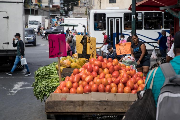 Fotografía de archivo fechada el 7 de febrero de 2022 donde se observa letreros con precios de alimentos de un vendedor ambulante, en Caracas (Venezuela). EFE/ MIGUEL GUTIERREZ