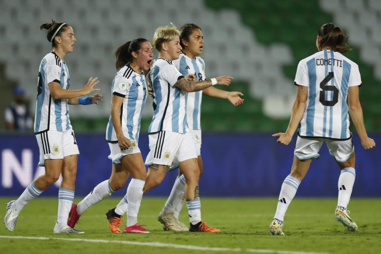 Yamila Rodríguez (c) de Argentina celebra un gol, en un partido del grupo B de la Copa América Femenina en el estadio Centenario en Armenia (Colombia). EFE/Ernesto Guzmán Jr.