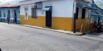 Comerciante de Pampanito solicita apoyo crediticio para recuperar farmacia afectada por accidente vial que involucró a familiar del alcalde