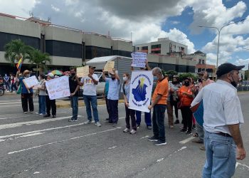 Trabajadores de la salud y educadores protestan en las calles de Valera
