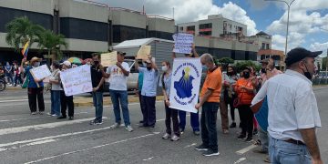 Trabajadores de la salud y educadores protestan en las calles de Valera