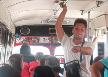 Adolescentes se rebuscan rapeando en transporte público para sobrevivir