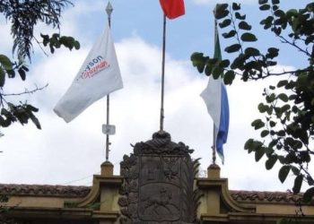 Merideños rechazan colocación de una bandera con propaganda política sobre el edificio de la Gobernación