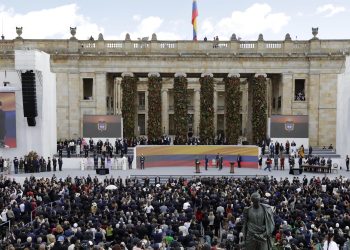 Petro es ovacionado en la Plaza de Bolívar en ceremonia de investidura