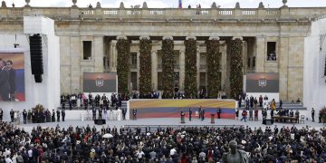 Petro es ovacionado en la Plaza de Bolívar en ceremonia de investidura