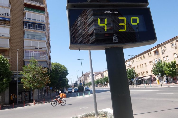 Un termómetro marca 43 grados en Murcia (sureste de España) el pasado lunes. EFE/ Juan Carlos Caval